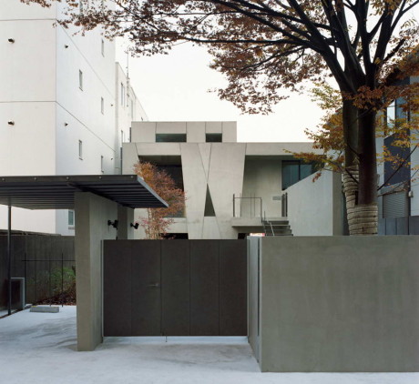 Бетонный дом со двором в Японии