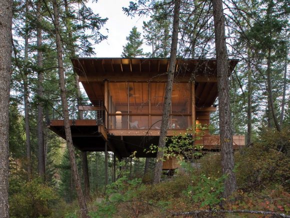 Лесной домик у озера в США