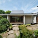 Дом с двухскатной крышей в Японии от Hiroki Tominaga-Atelier.