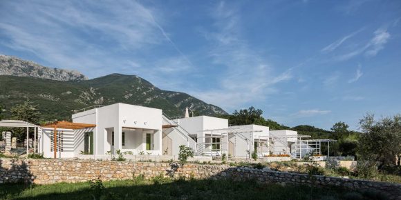 Летние домики в Черногории от AKVS architecture.