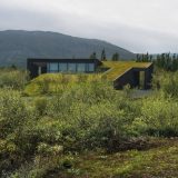 Дом с зелёной крышей и обугленными фасадами