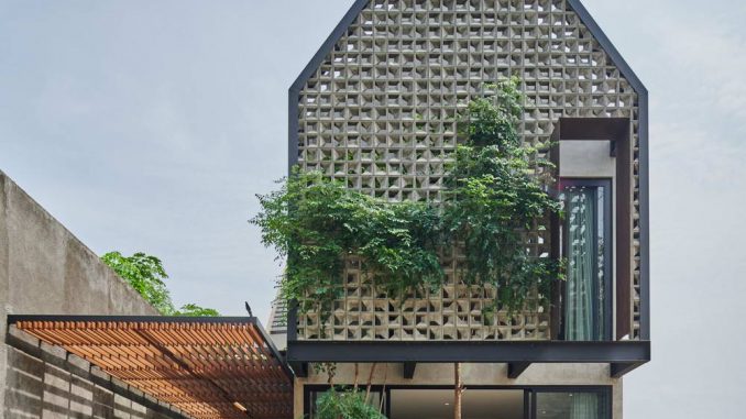 Современный загородный дом с двором в Индонезии