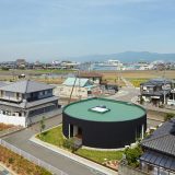 Почти круглый дом с двором в Японии