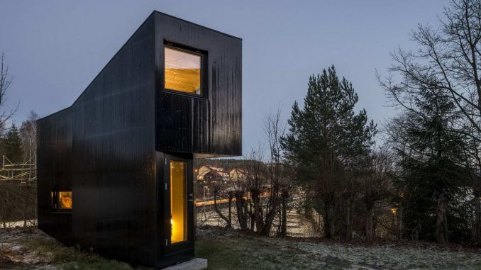 Этот миниатюрный домик стал дополнением к загородному дому семьи писателей в пригороде норвежской столицы.
