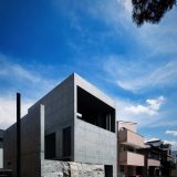Японская практика Gosize объединила студию архитекторов с домом в бетонном каркасе с большими проемами вокруг небольшого двора с простым прудом в Хёго. Дом под названием F Residence расположен между двумя существующими домами на пригородной улице.
