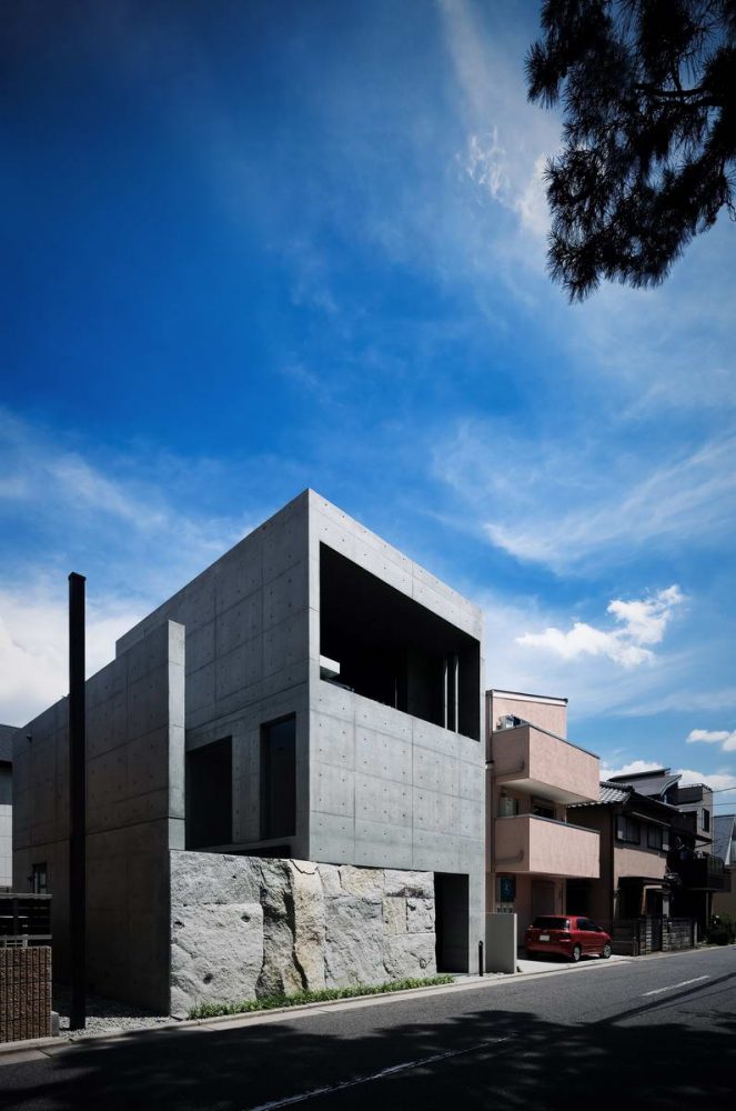 Японская практика Gosize объединила студию архитекторов с домом в бетонном каркасе с большими проемами вокруг небольшого двора с простым прудом в Хёго. Дом под названием F Residence расположен между двумя существующими домами на пригородной улице.