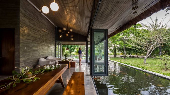 Современный дом для отдыха с соломенной крышей и прудом во Вьетнаме