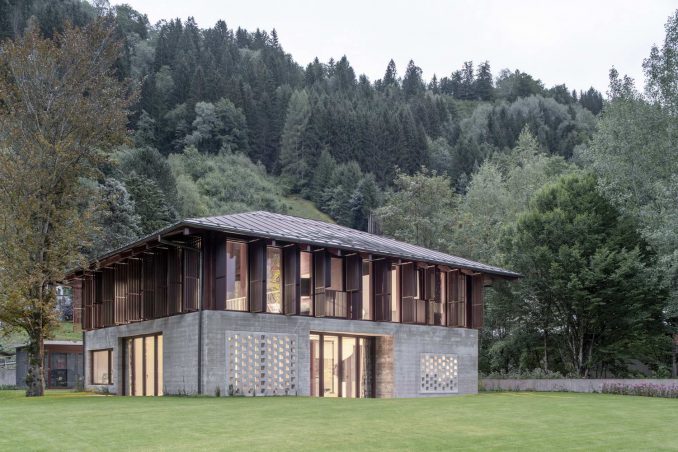Дом с внутренним двориком у озера в Австрии 