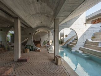 Бетонный дом с бассейном в Мексике
