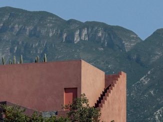 Дом на узком участке с внутренним двором и смотровой площадкой в Мексике