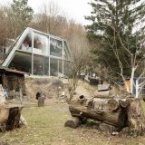 Бетонный дом, встроенный в склон в Словакии