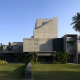 Брутальный бетонный дом в Индии