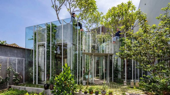 Стеклянный дом с садом на крыше во Вьетнаме