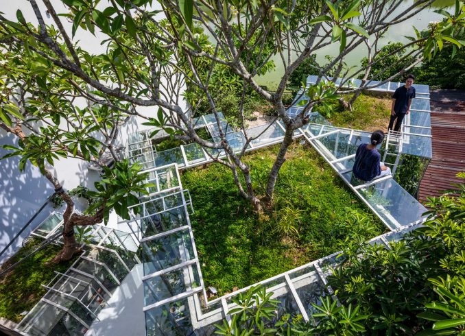 Стеклянный дом с садом на крыше во Вьетнаме 