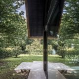 Минималистский дом-сарай с соломенной крышей в Бельгии