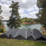 Необычный домик у озера площадью 100 м2 в Колумбии