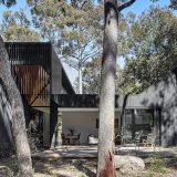 Чёрный дом с садом в Австралии