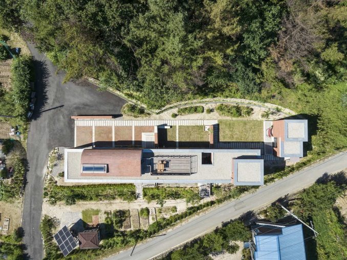 Длинный кирпичный дом в Южной Корее 