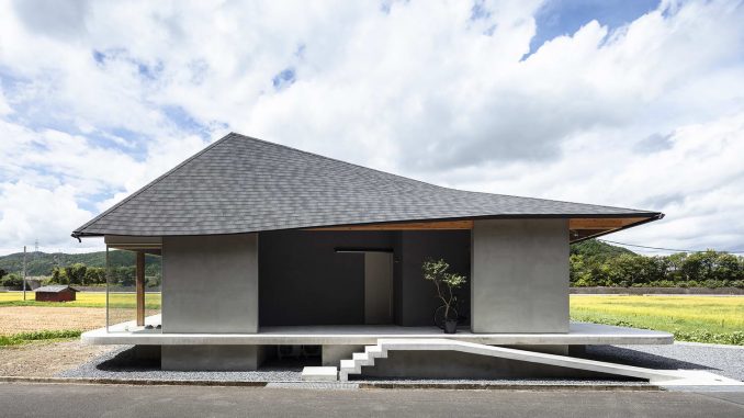 Дом с необычной крышей у поля в Японии