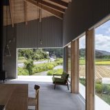 Дом с необычной крышей у поля в Японии