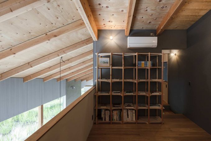 Дом с необычной крышей у поля в Японии 