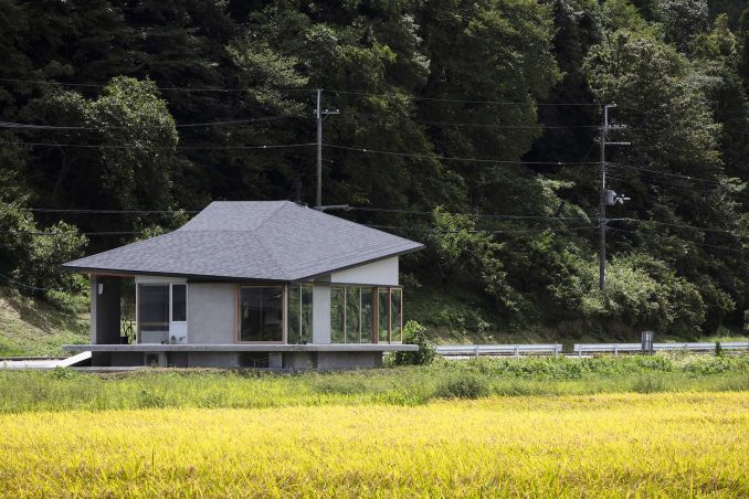 Дом с необычной крышей у поля в Японии 