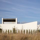 Белый минималистский дом с садом в Испании
