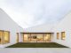 Белый минималистский дом с садом в Испании