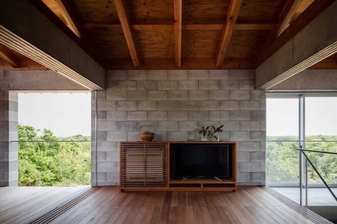 Простой домик их бетонных блоков в Японии 