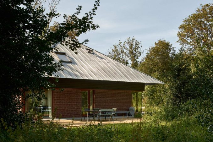 Простая лесная вилла с шатровой крышей в Голландии 