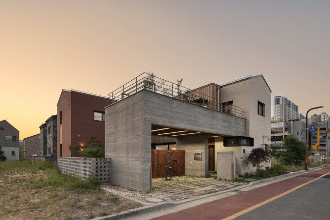 Дом для пенсионера с двором и террасой в Южной Корее 