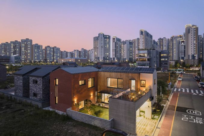 Дом для пенсионера с двором и террасой в Южной Корее 