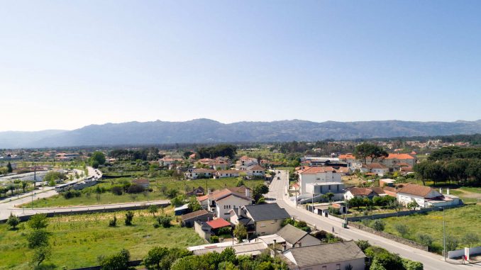 Минималистский дом как граница между сельским и городским в Португалии 