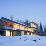 Дом на склоне у леса в Канаде