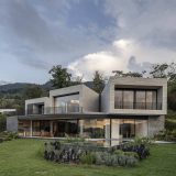 Активный дом на склоне в Колумбии