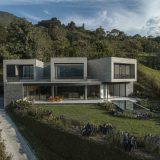 Активный дом на склоне в Колумбии