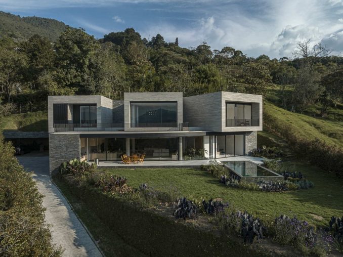 Активный дом на склоне в Колумбии 