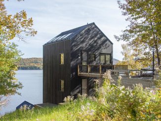 Лесной дачный дом у озера в США