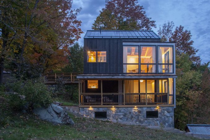 Лесной дачный дом у озера в США 