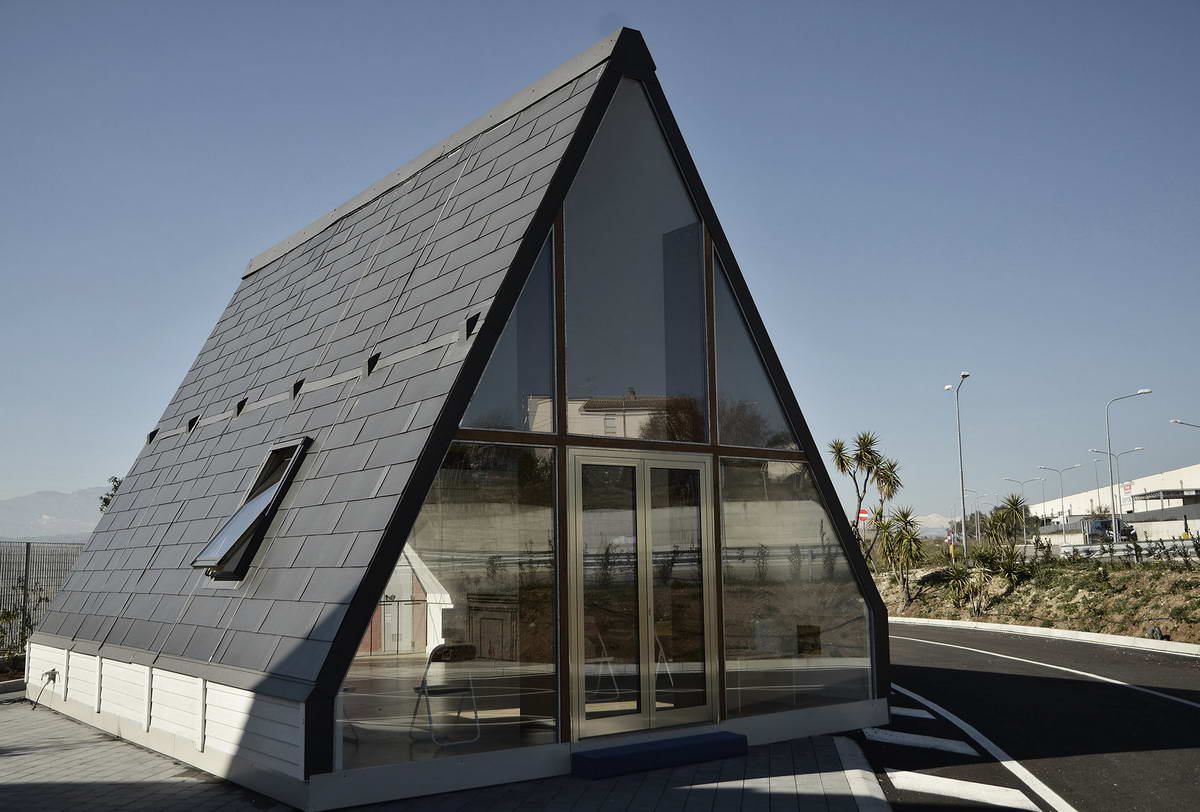 Здание с треугольной крышей
