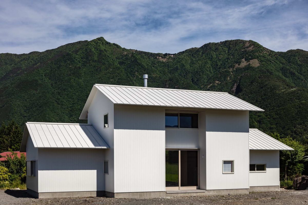 Сельский дом у горы в Японии