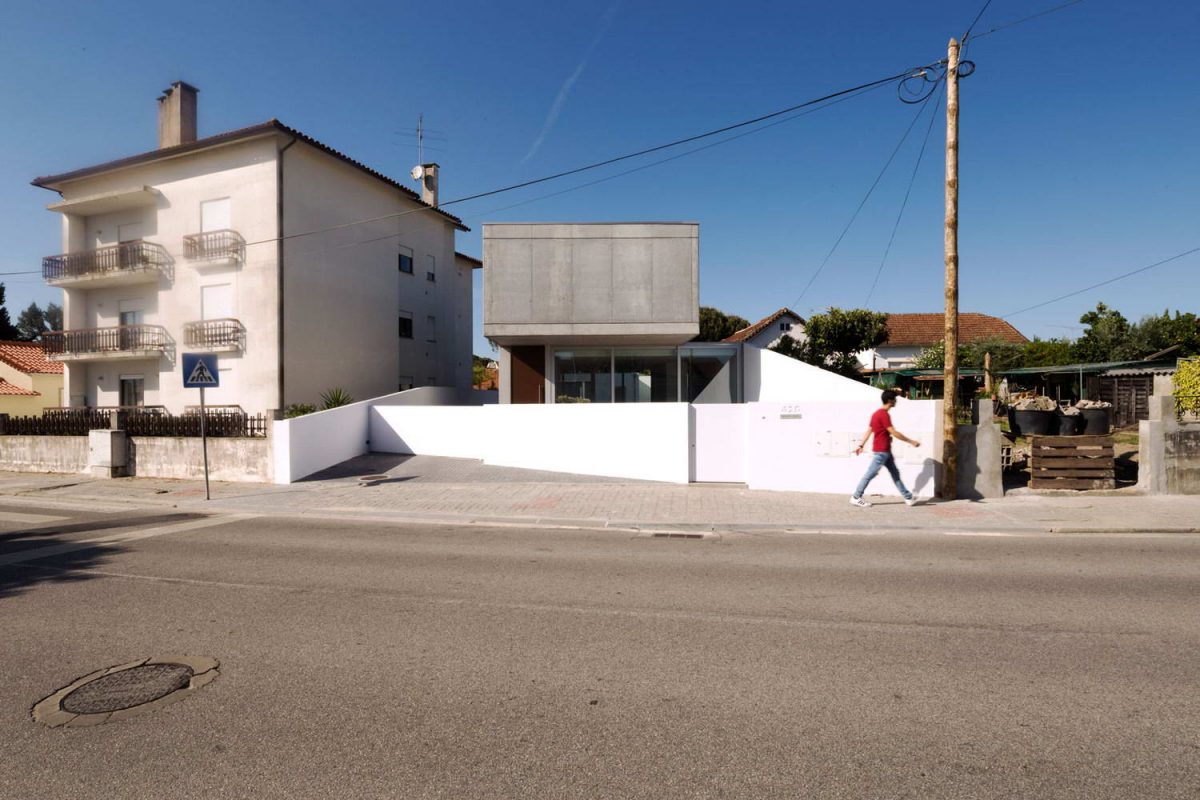 Минималистский дом как граница между сельским и городским в Португалии