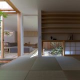 Минималистский дом площадью менее 100 м2 с тремя дворами в Японии