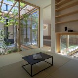 Минималистский дом площадью менее 100 м2 с тремя дворами в Японии