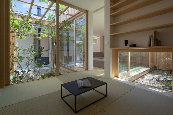 Минималистский дом площадью менее 100 м2 с тремя дворами в Японии 