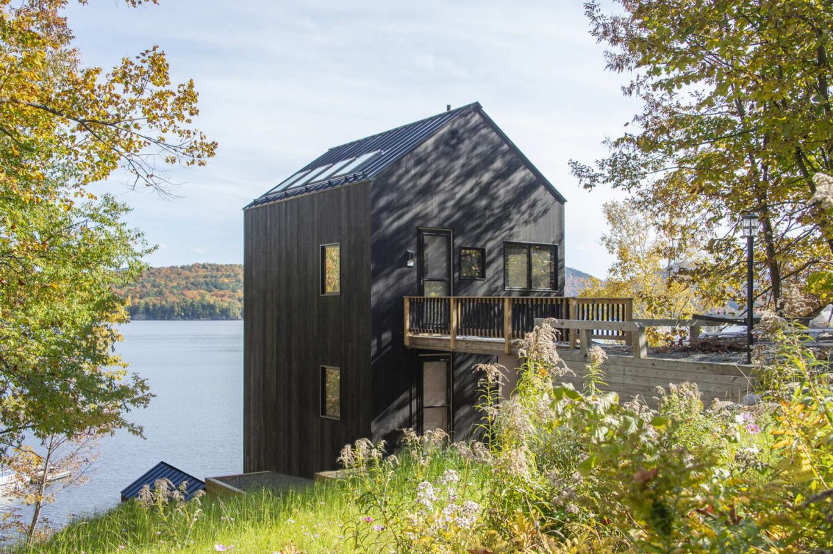 Лесной дачный дом у озера в США