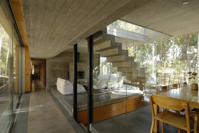 Лесной бетонный дачный дом в Чили 