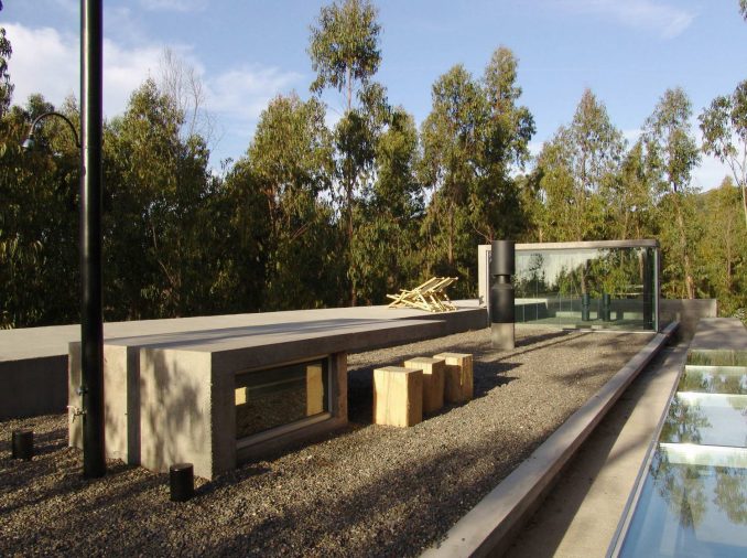 Лесной бетонный дачный дом в Чили 
