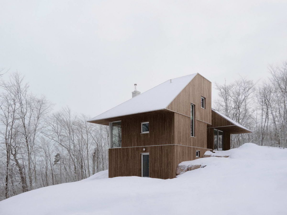 Дом на крутом склоне в лесном окружении в Канаде
