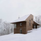 Дом на крутом склоне в лесном окружении в Канаде